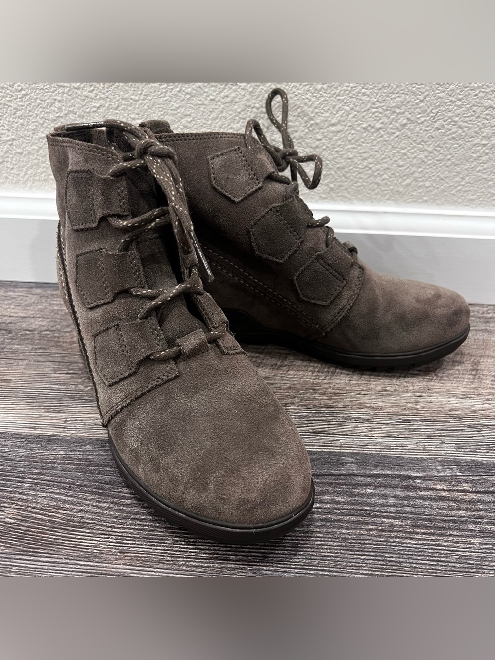 SOREL Women's Evie Lace-Up Wedge Ankle Booties Suede Taupe Size 7.5 Comfortable